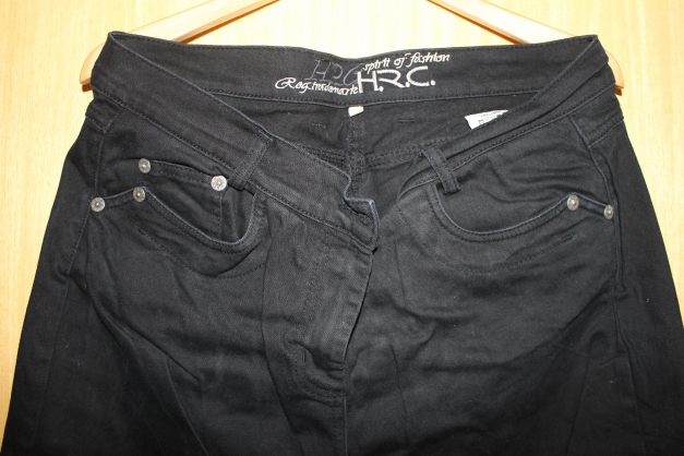 Schwarze neuwertige Jeans