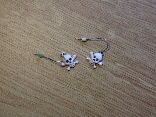 Ohrringe Hänger weiß Totenköpfe TOP
