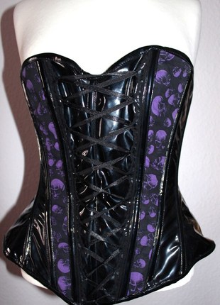 GEILES SCHWARZES LACKKORSETT MIT LILA TOTENKÖPFEN EMO / GOTHIC / SCENE / PUNK TOTAL INDIVIDUELL!