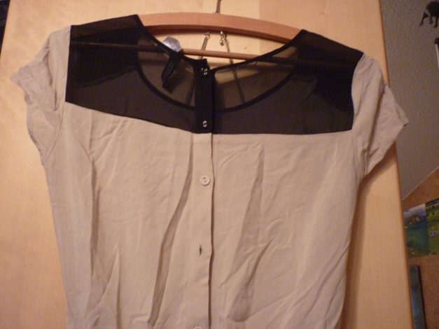 Schönes Kleid mit Mesh