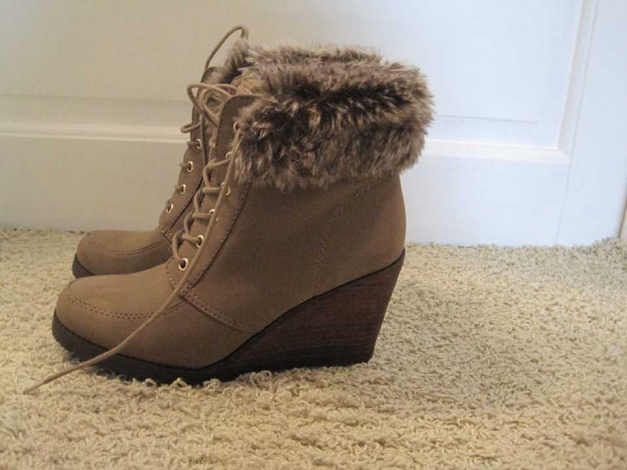 Wedges sandfarben mit Fell