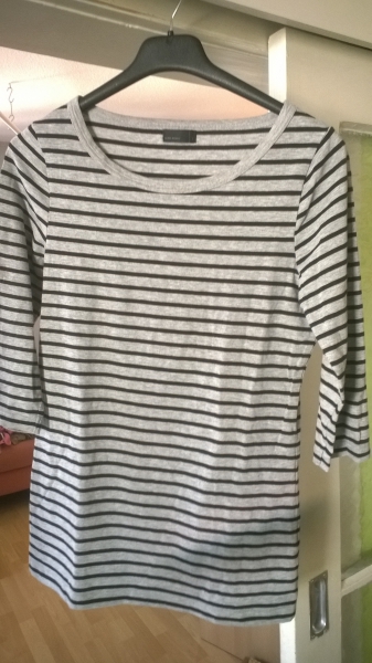 grauschwarz gestreiftes dreiviertel ärmel shirt