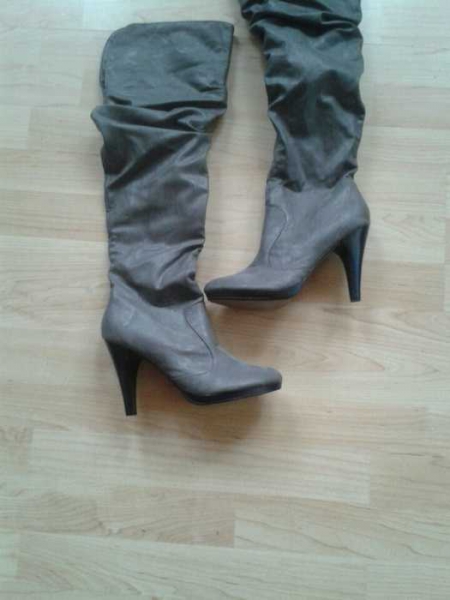 Neuwerige gefütterte Overknees/ Stiefel Gr.38 grau