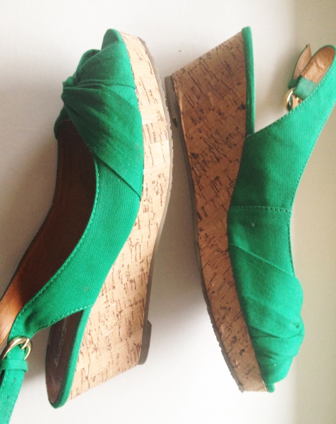 Supersüße giftgrüne Sandalen/Plateau/Wedges