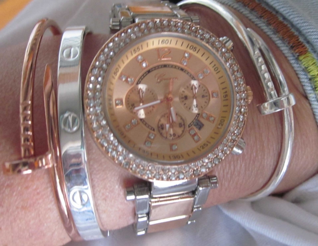 zauberhafte rosegold mit silber farbene Blogger Strass Uhr mit Datumsanzeige wie neu aus Sammlung