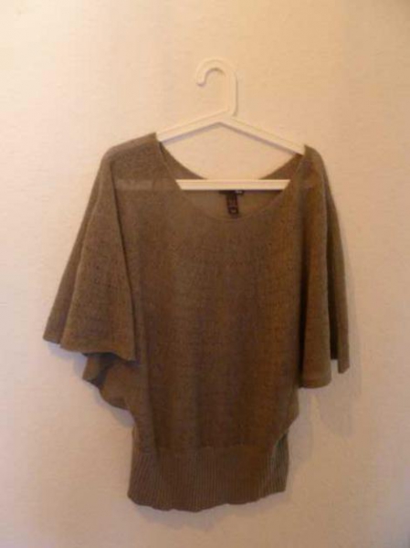 Grauer Pulli mit Fledermausärmeln