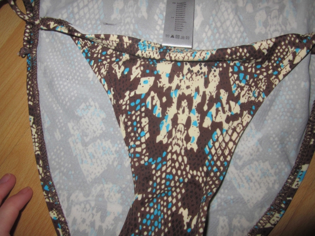 Brauner Bikini mit blauem und gelblichem Muster