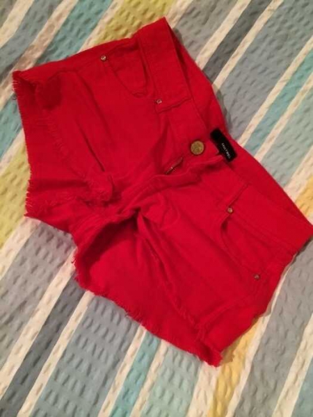 knallige rote Hotpants