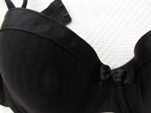 Schwarzer BH mit Satinumrandung !