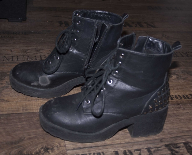 Derbe Plateauboots mit Nieten