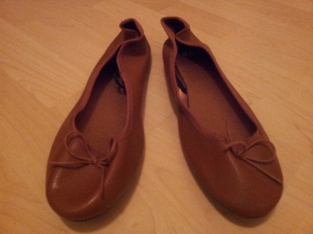 braune ungetragene Ballerinas