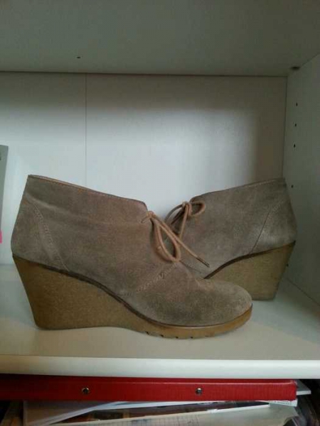 Sandfarbene Winterwedges