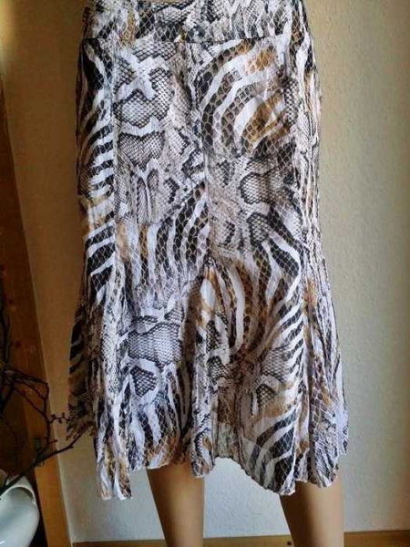Super schöne Rock mit Schlangenmuster / She