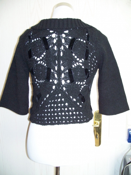 ANOTHER WOMAN// Kurzes Strickjäckchen/ Cardigan bauchfrei mit auffälligem Rückenteil Gr. S