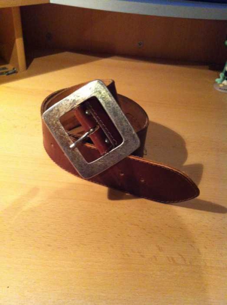 brauner breiter Echtledergürtel mit silberner Schnalle