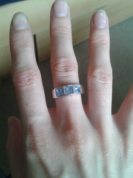 Silberfarbene Kette + Ring, blaue Steine