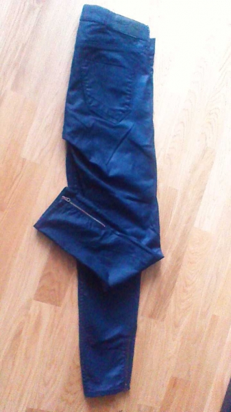 schwarze Hose bikerstyle 