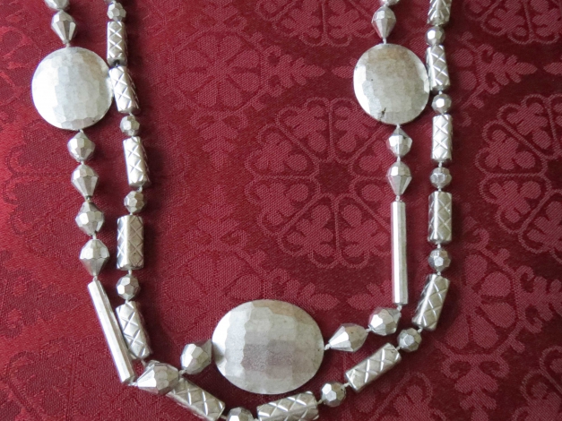 2 Ketten, silber-grau, 47 cm lang