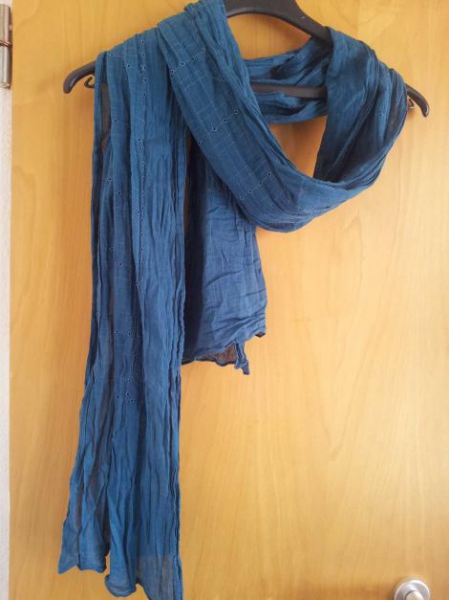 Petrolfarbenes Tuch mit Lochmuster