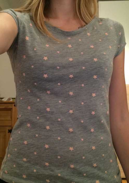 T-Shirt mit Sternchen / H&M