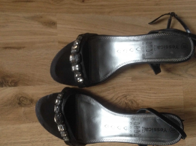 Schuhe zum Binden mit Strasssteinchen