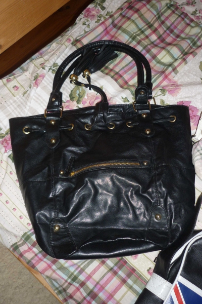 Handtasche in schwarz mit goldenen Details