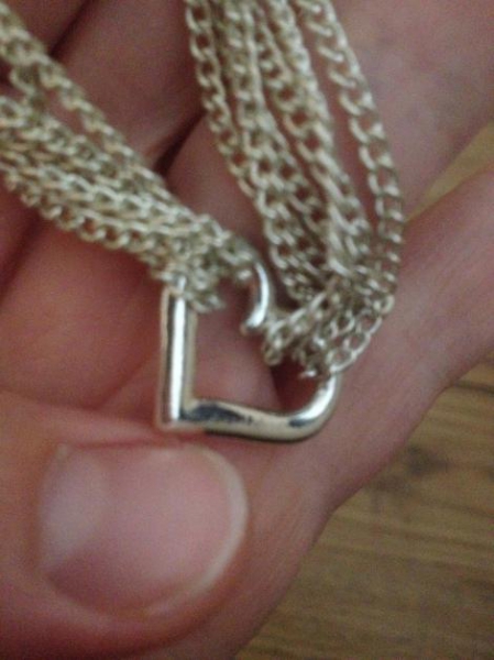 Silberfarbene Kette mit Herzanhänger
