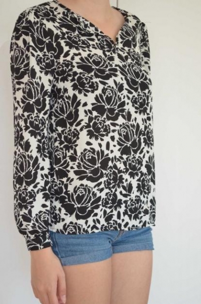 Bluse mit Blümchenmuster floral schwarz/weiß