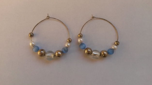 Creolen Ohrringe mit blauen und silbernen Perlen