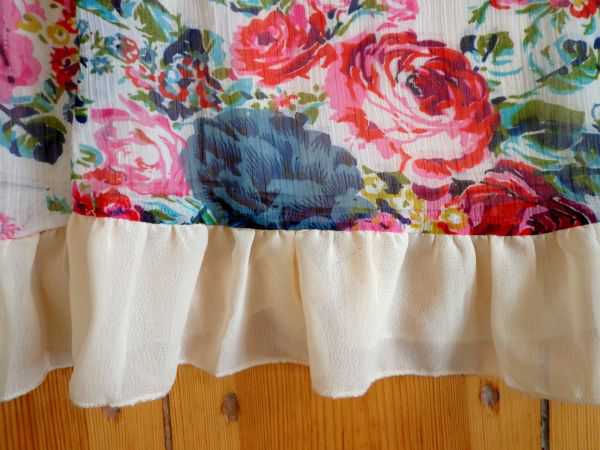 Süßes Blumenkleid mit Rüschen und Schleife