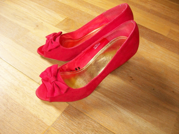 Rote Peeptoes mit Schleife