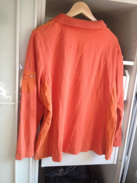 Orangefarbener Pulli von Bonita