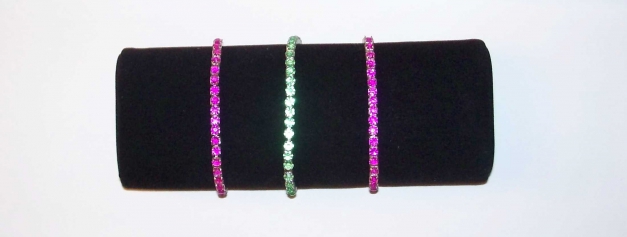 Armband mit glitzernden Steinchen