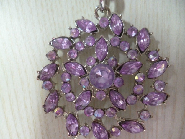 Kette mit Kreis-Anhänger; flieder; / P&C ; NEU; 