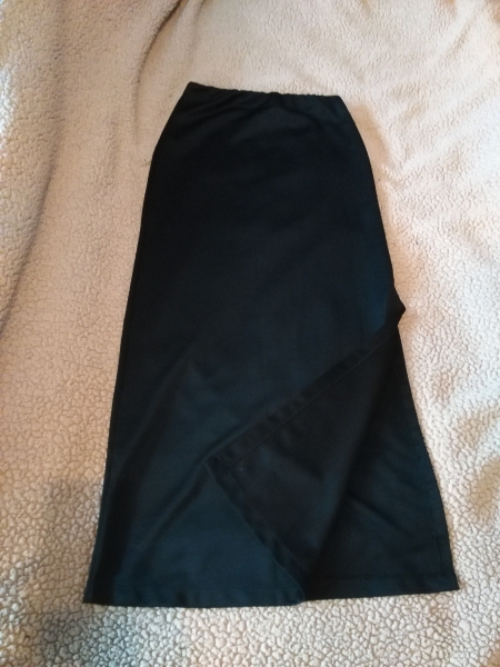 Langer enger Rock mit Schlitz