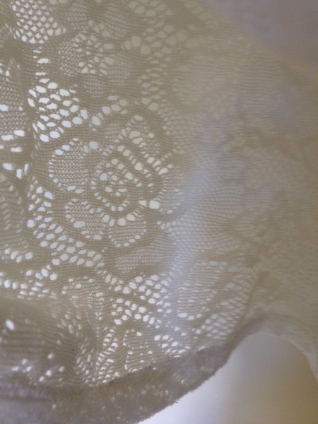 schönes Spitzenshirt in crème