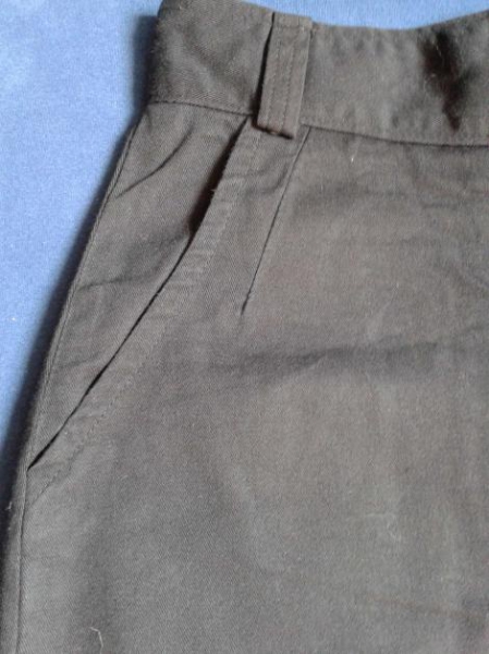 Schwarzer Rock mit Schlitz