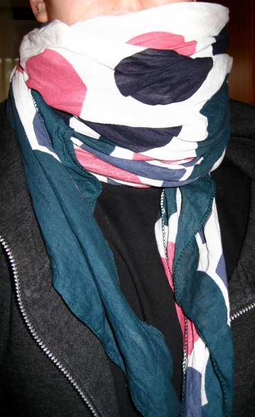 Schal mit bunten Punkten