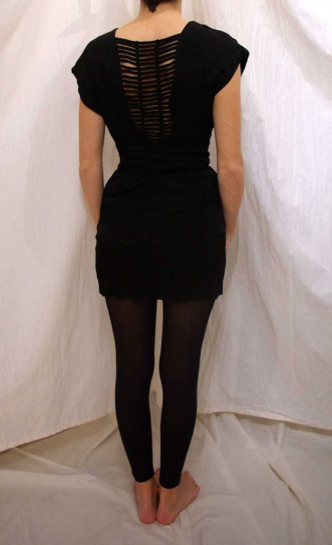 kleines schwarzes mit rückendetail von mango