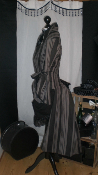 Tornüre Schwalbe Frack schwarz grau gestreift / selber genäht