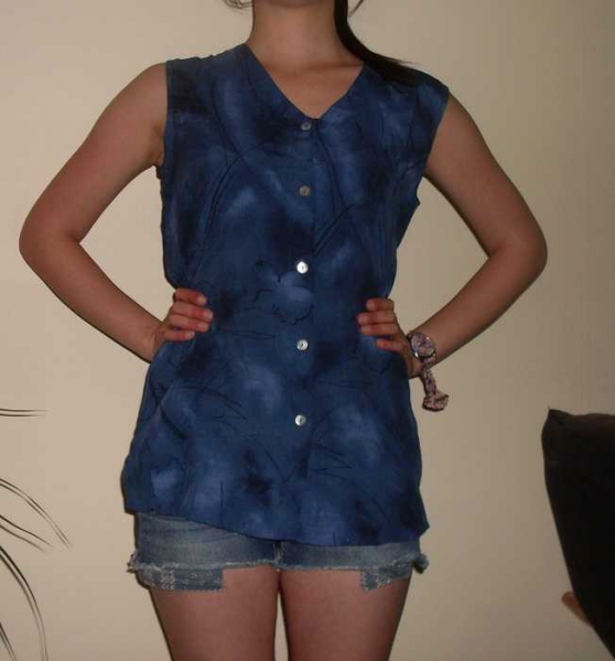 blaue ärmellose Bluse