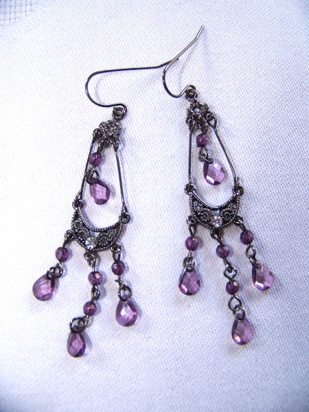 Zarte Ohrringe mit lila Perlen