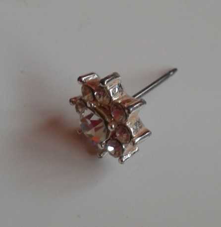 Silberfarbener Ohrstecker mit Steinchen