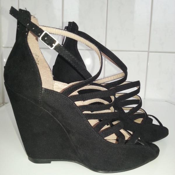 H&M schwarze Keilabsatzschuhe mit Riemchen Gr. 37