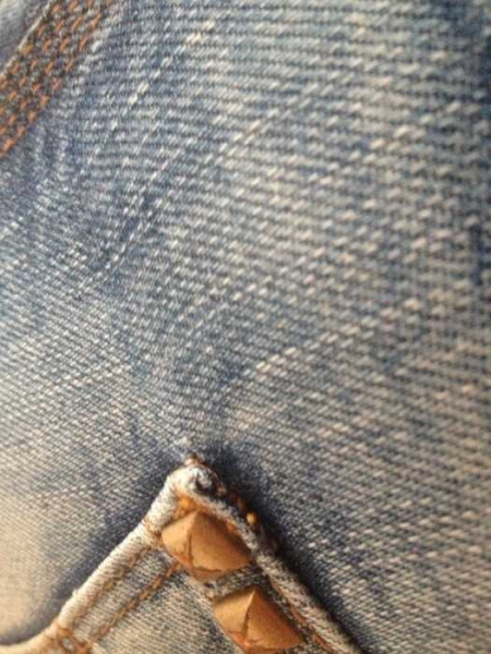 hellblaue röhrenjeans mit nieten