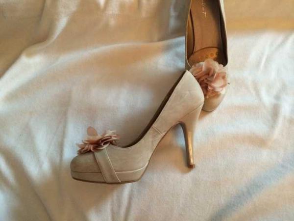 Highheels in beige mit Stoffblume