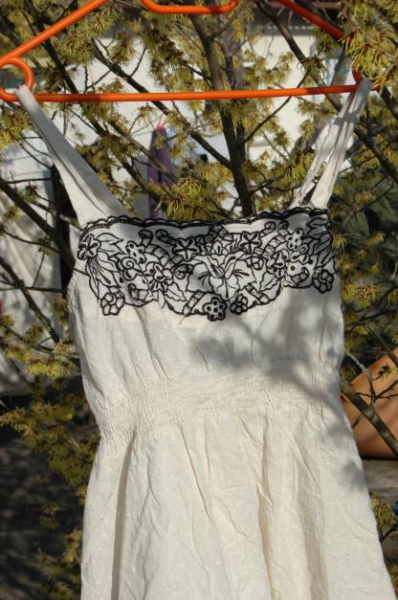 weißes Sommerkleid mit Blumenstickerei