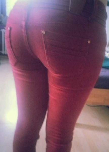 Rote Röhrenjeans in XS