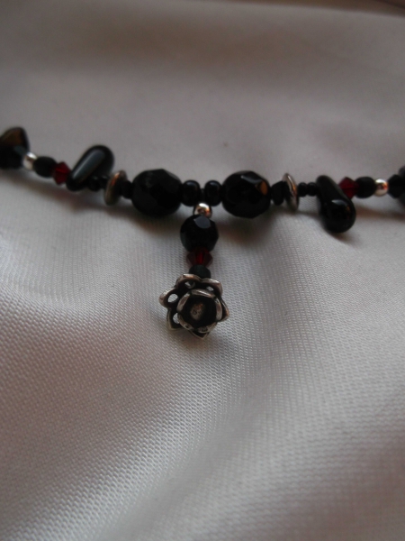 Kette mit roten und schwarzen Steinen und Rosenanhänger