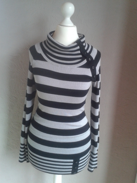 Gestreifter Pullover schwarz/grau Gr.146/152